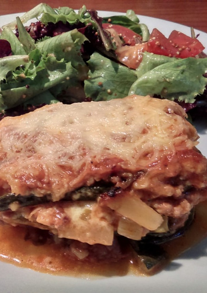 Una foto de Moussaka de calabacín con carne y verduras