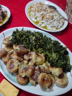Foto de Lascas de bacalhau à lagareiro com batatas a murro e grelos salteados