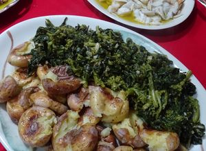 Foto de Lascas de bacalhau à lagareiro com batatas a murro e grelos salteados