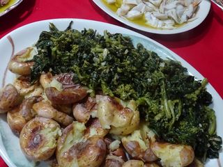 Lascas de bacalhau à lagareiro com batatas a murro e grelos salteados