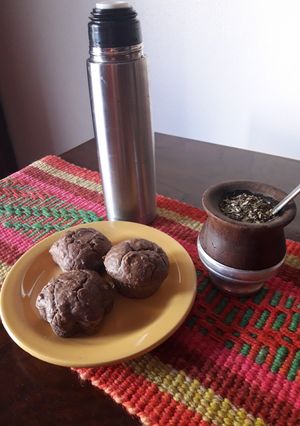 Una foto de Muffins integrales de cacao y nueces. Sin azúcar agregada!