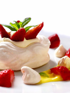 Una foto de Pavlova con crema de Limón