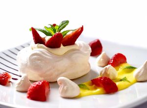 Una foto de Pavlova con crema de Limón