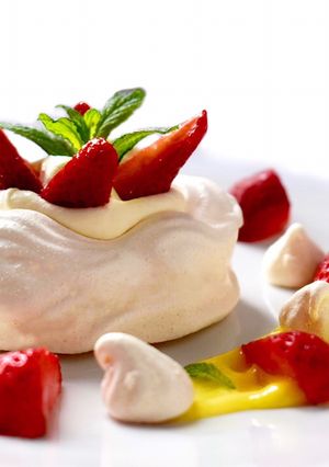 Una foto de Pavlova con crema de Limón