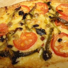 A picture of Roasted Bell Pepper n tomato pizza + Garlic Bread.