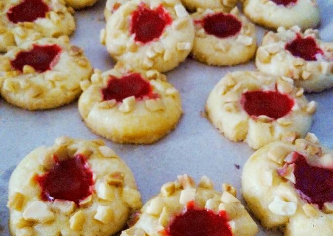 Thumbprint nuts strawberry cookies