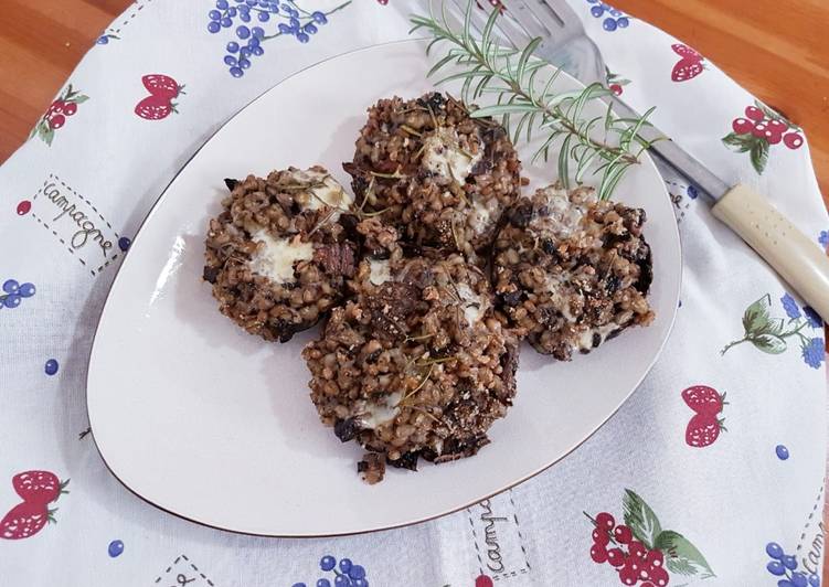 Funghi ripieni di orzo e farro, al forno