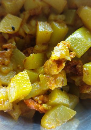 লাউ বড়ি ঘন্ট (Lau bori ghonto recipe in Bengali) রেসিপির প্রধান ছবি
