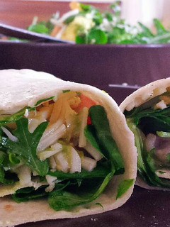 Una foto de Rollito de panga con aguacate, rúcula, canónigos, queso y tomate