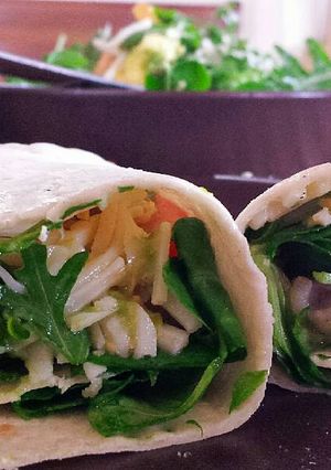 Foto principal de Rollito de panga con aguacate, rúcula, canónigos, queso y tomate