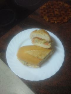 Una foto de Bocadillo de tortilla de papas al horno con tomate aliñado