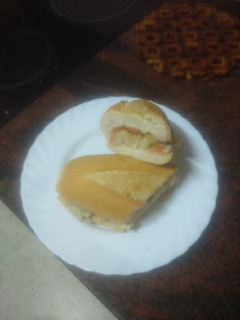 Una foto de Bocadillo de tortilla de papas al horno con tomate aliñado