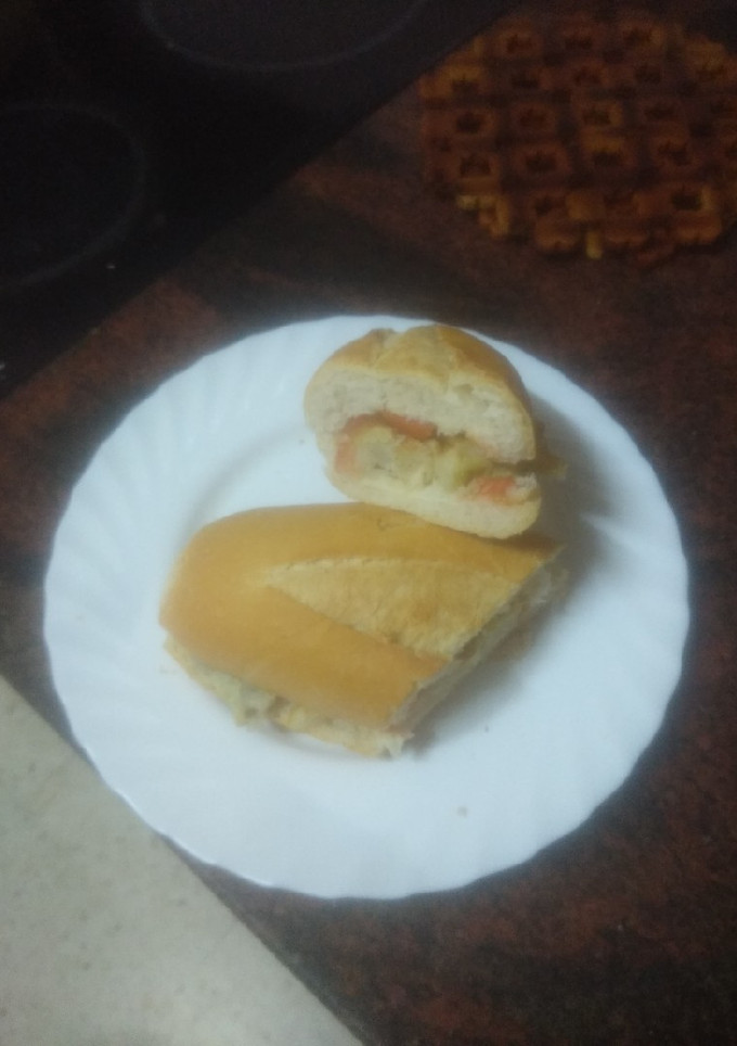 Una foto de Bocadillo de tortilla de papas al horno con tomate aliñado