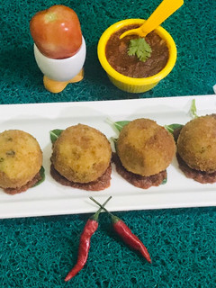 A picture of Cheese balls with herb 🌿 tomato 🍅sauce.