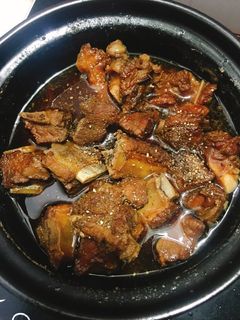 Hình của món Sườn non kho tiêu (miền tây).