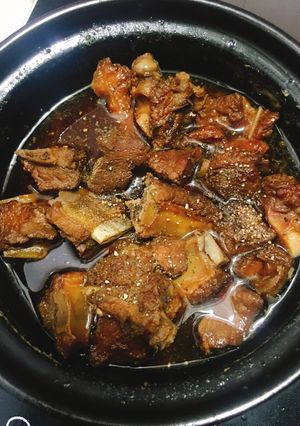 Hình của món Sườn non kho tiêu (miền tây).