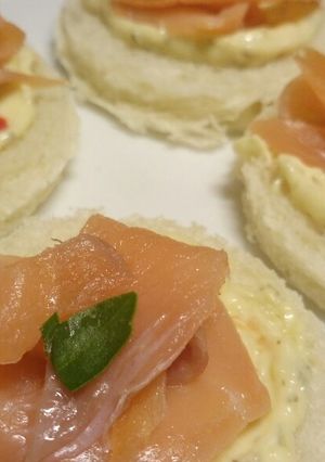 A picture of Tartine di salmone.