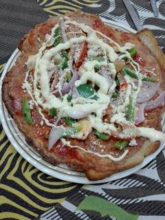 A picture of Bread omlette pizza.