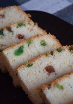 A picture of Tutti frutti cake.