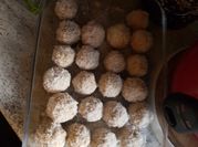 Una foto de cocadas coco limón