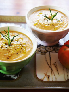 Una foto de Salmorejo con un toque de apio fresco - veggie