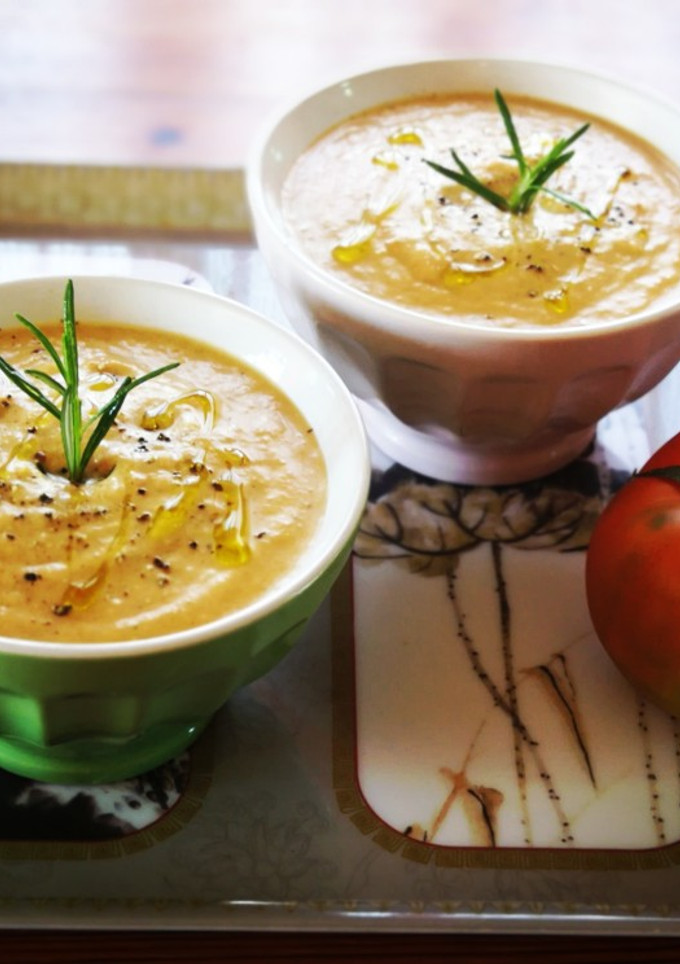 Una foto de Salmorejo con un toque de apio fresco - veggie