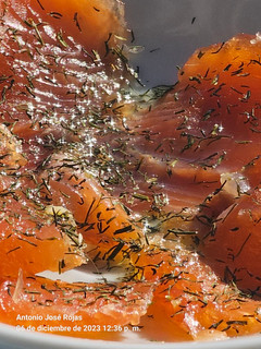 Una foto de Salmón marinado con cítricos