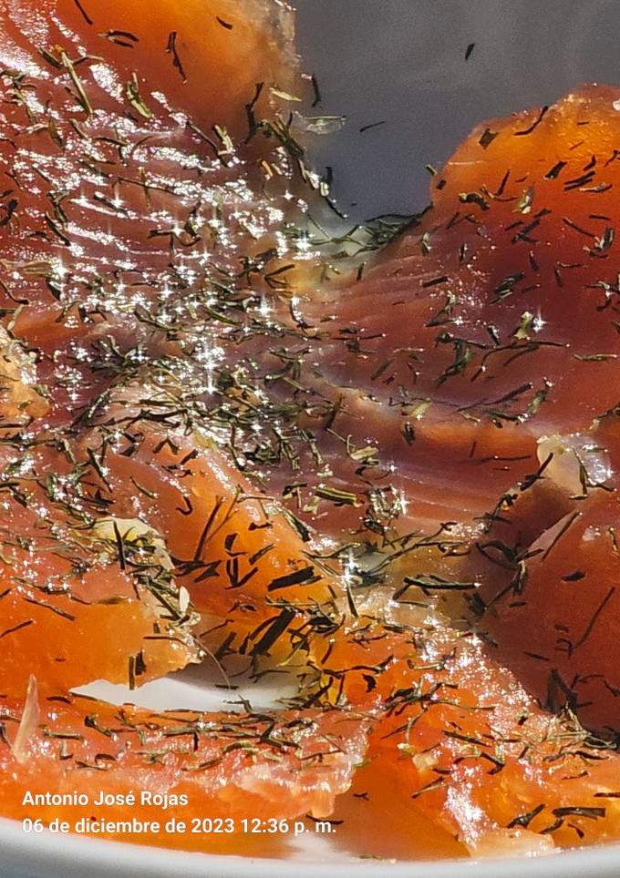 Una foto de Salmón marinado con cítricos