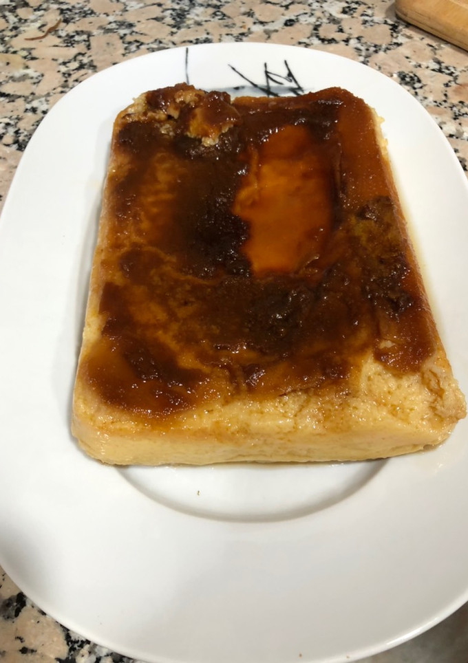 Una foto de Flan de huevo y galletas en el microondas