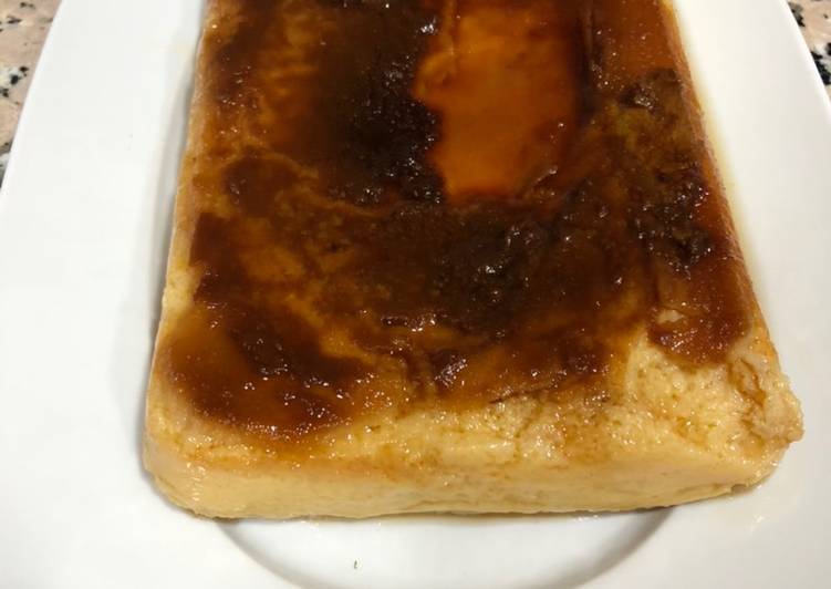 Flan de huevo y galletas en el microondas
