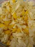 Ensalada fresca de repollo y mango