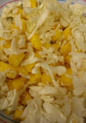 Una foto de Ensalada fresca de repollo y mango