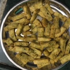 A picture of Methi Mathri.