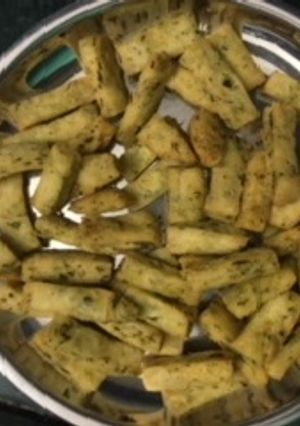 A picture of Methi Mathri.