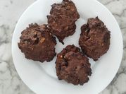 Una foto de chocolate galletas y nueces