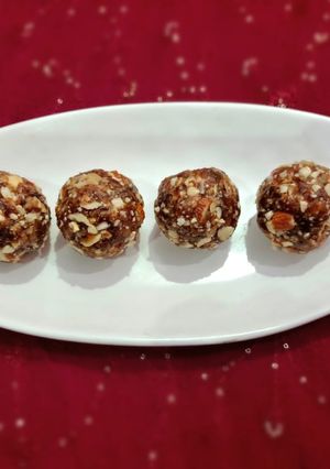 A picture of Dates laddu.