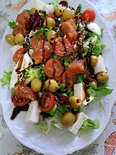 Una foto de Ensalada con membrillo y queso fresco