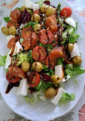 Una foto de Ensalada con membrillo y queso fresco
