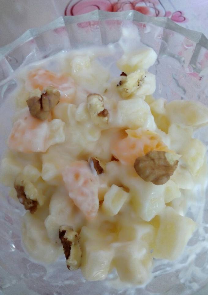 Фруктовий салат з горіхами