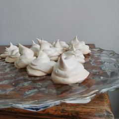 A picture of Meringue Cookies.