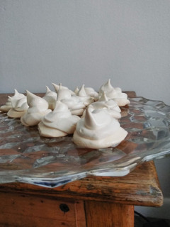 A picture of Meringue Cookies.