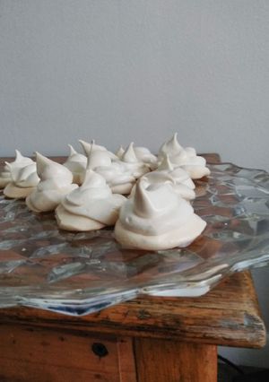 A picture of Meringue Cookies.