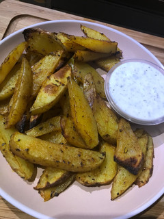 Una foto de Patatas deluxe con salsa de yogurt