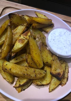 Una foto de Patatas deluxe con salsa de yogurt