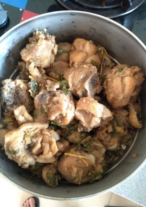 Hình của món Gà kho rau răm.