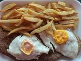 Milanesas con huevos y papas fritas
