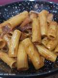 Pasta elicoidal con panceta curada y tomatitos