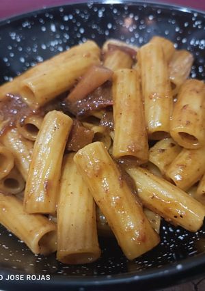 Una foto de Pasta elicoidal con panceta curada y tomatitos