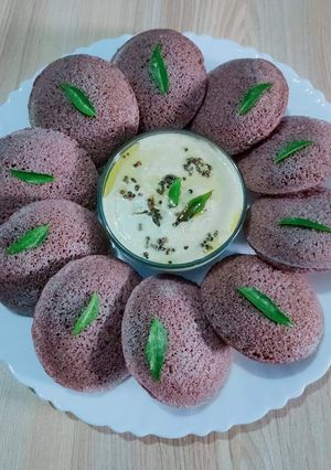 रागी इडली (Ragi idli recipe in Hindi) रेसिपी मुख्य फोटो