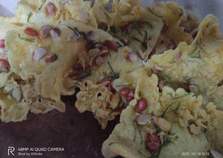 Peyek kacang kuning renyah